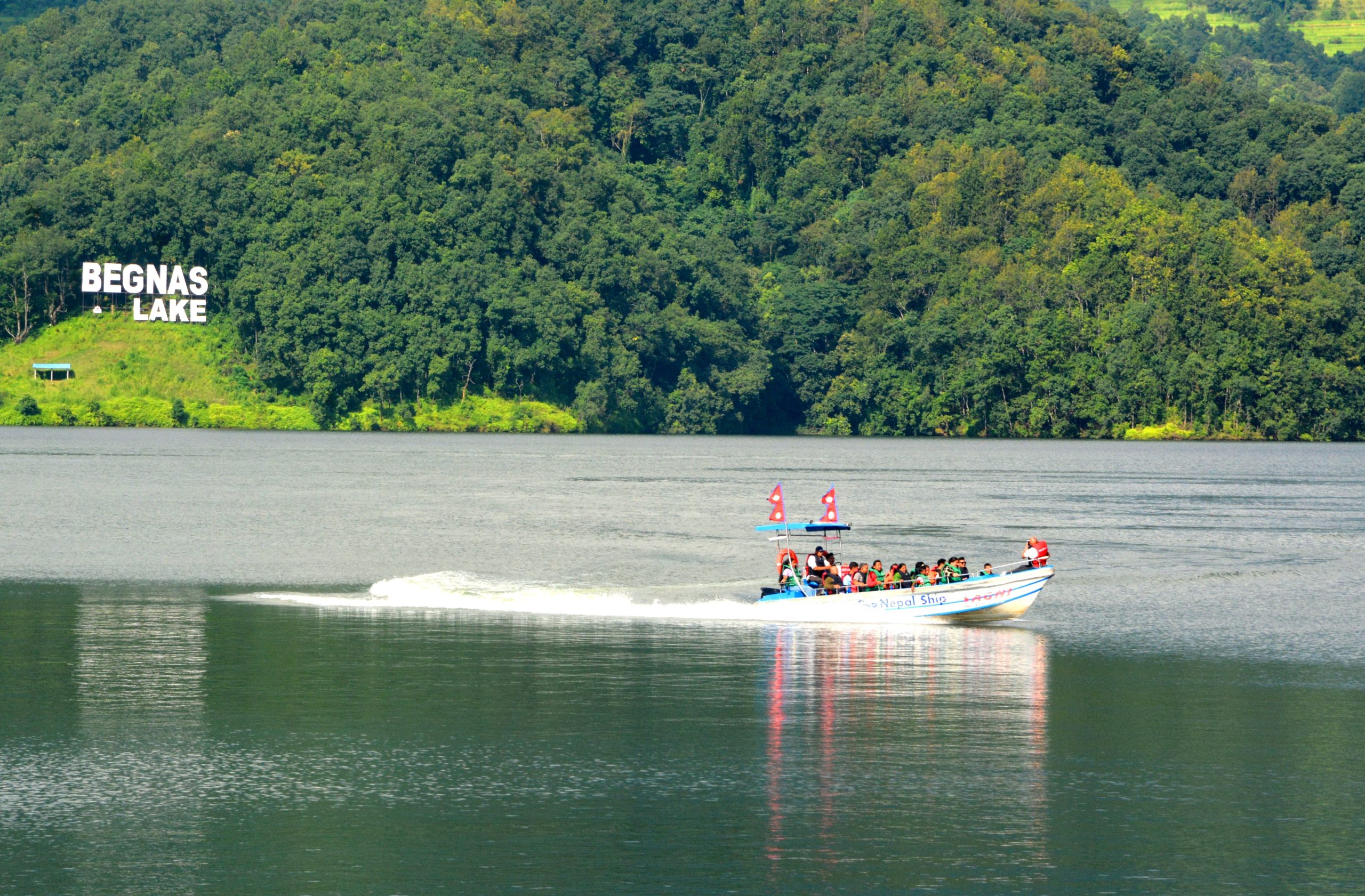 पर्यटक कुरिरहेको बेगनास   